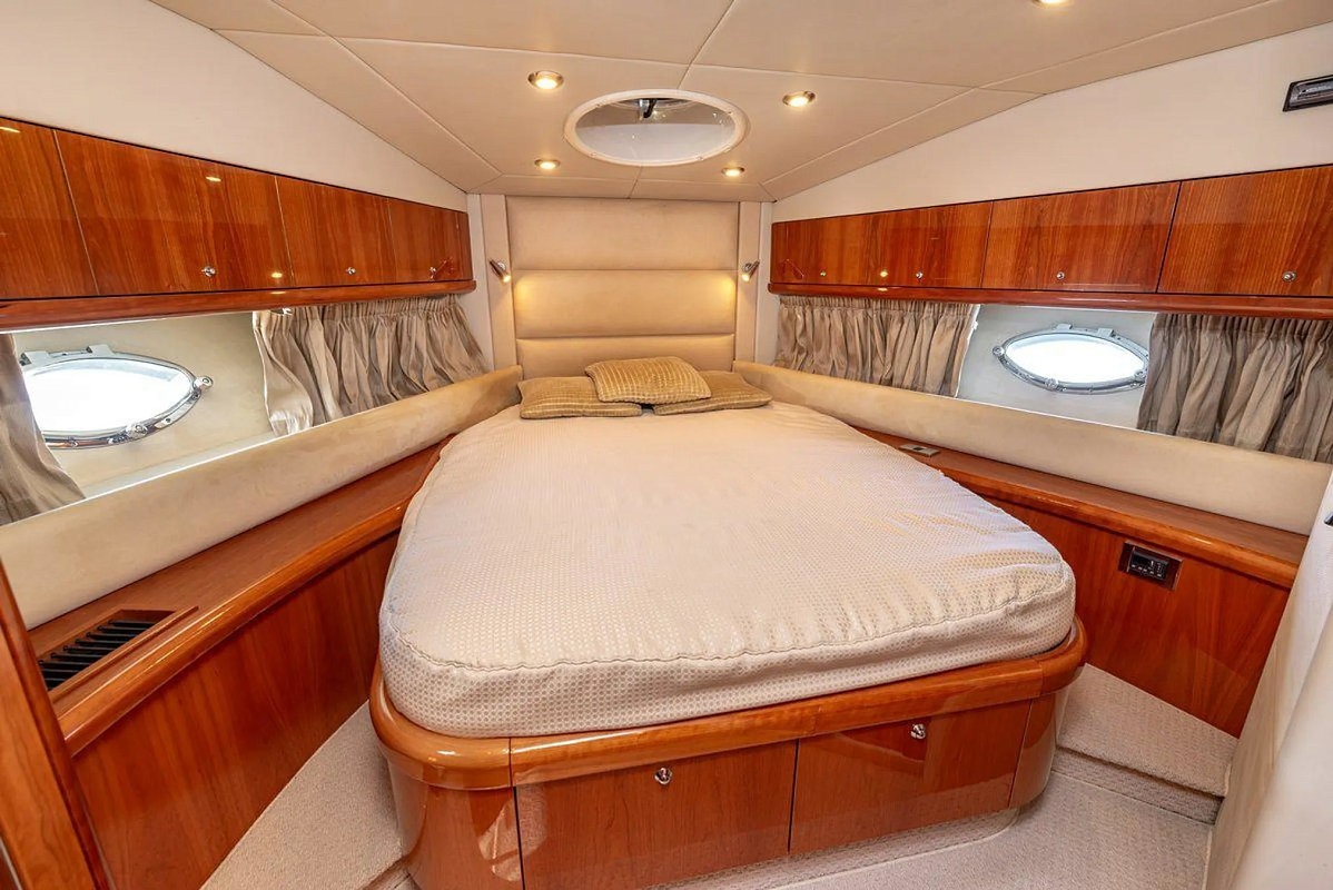 Аренда яхты Sunseeker Predator 50 в Москве - VIP каюта